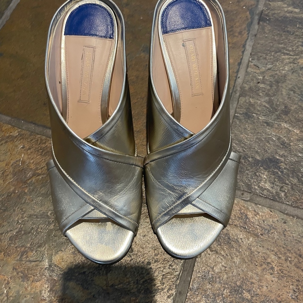 Stuart Weitzman Size 8 gold heeled sandal